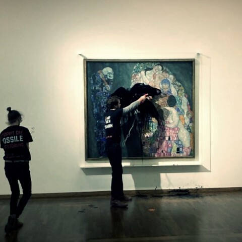 Η στιγμή που ακτιβιστές πετούν μαύρο υγρό σε πίνακα του Γκούσταφ Κλιμτ © Twitter