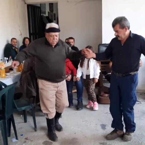 90χρονος Κρητικός χορεύει μαλεβιζιώτη