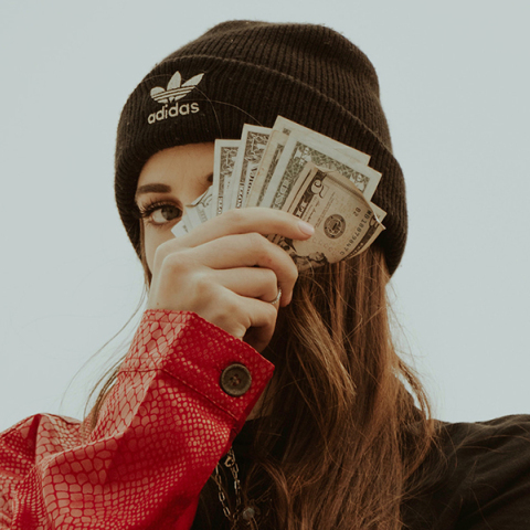 Κοπέλα με χρήματα στα χέρια