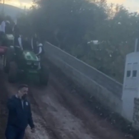 Μαθητές στην Πάτρα πηγαίνουν στο σχολείο με τρακτέρ