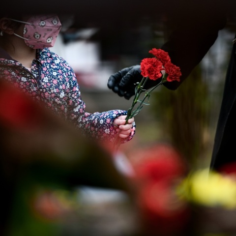 Πολυτεχνείο - Παιδί με λουλούδι τιμά την επέτειο εξέγερσης