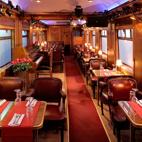 Το wagon restaurant της Αμαξοστοιχίας-Θέατρο Το τρένο στο Ρουφ