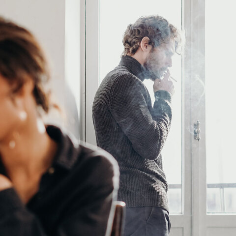 Ζευγάρι τσακώνεται και ο άντρας καπνίζει