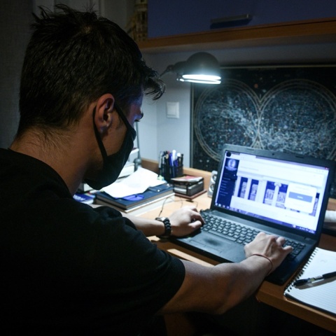 Φοιτητής με λάπτοπ και μάσκα κατά τη διάρκεια του lockdown