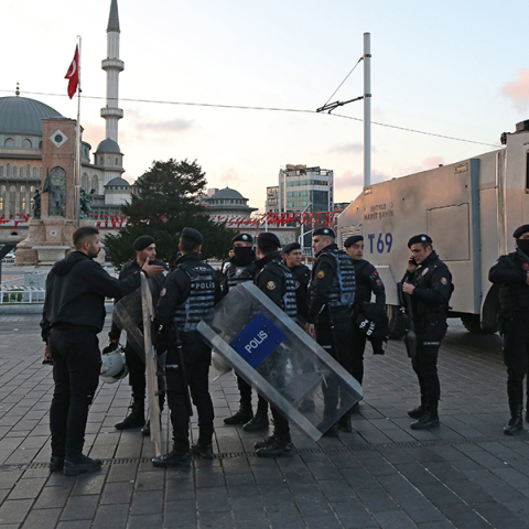 Τούρκοι αστυνομικοί μπροστά από το τέμενος Ταξίμ μετά από έκρηξη στην οδό Istiklal, στην Κωνσταντινούπολη