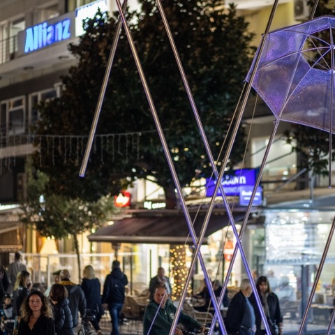 Εγκαίνια εγκατάστασης για την «Ομπρέλα» στα Τρίκαλα -  Η Ίρις Κρητικού μίλησε για τη σημασία της δημόσιας γλυπτικής του Γιώργου Ζογγολόπουλου.