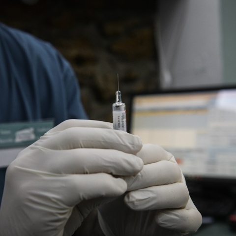 Φαρμακοποιός ετοιμάζεται να κάνει το αντιγριπικό εμβόλιο