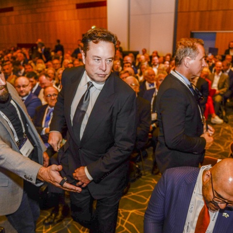 Έλον Μασκ: Ο πολυδισεκατομμυριούχος νέος ιδιοκτήτης του Twitter απαιτεί εξαντλητικά ωράρια από τους εργαζόμενους για να μην προχωρήσει σε νέες απολύσεις.