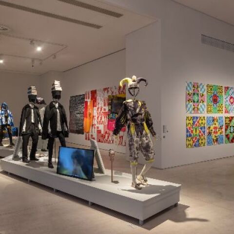 Άποψη εγκατάστασης της έκθεσης Statecraft: Διαμορφώνοντας το Κράτος, Ελένη Καμμά, Casting Call [Ανοιχτή οντισιόν], 2017-, Navine G. Dossos, No Such Organisation (Δεν υπάρχει τέτοιος οργανισμός), 2018-2020