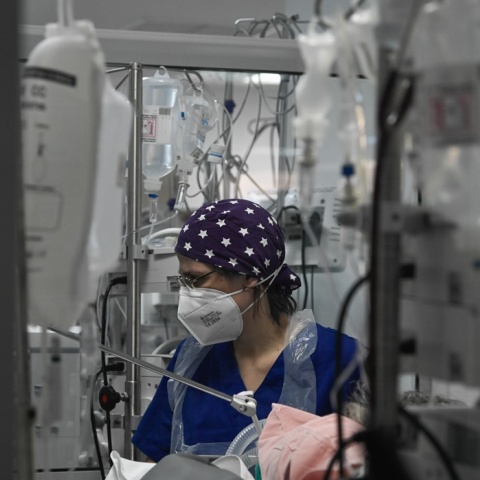 Νοσηλεύτρια σε Μονάδα Εντατικής Θεραπείας νοσοκομείου