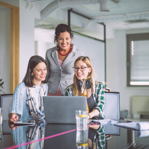 Γυναίκες κοιτάζουν λαπτοπ