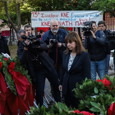 Η Πρόεδρος της Δημοκρατίας, Κατερίνα Σακελλαροπούλου, καταθέτει στεφάνι στο Πολυτεχνείο