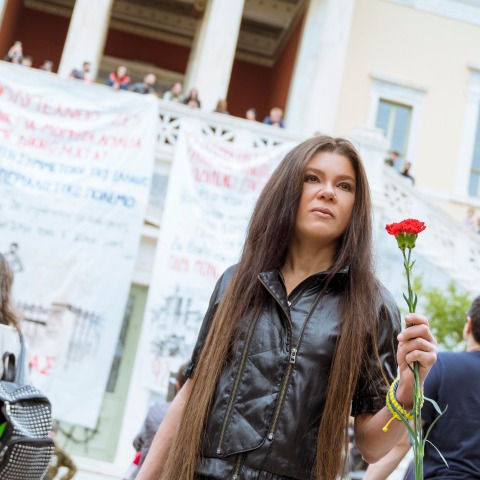 Η Ουκρανή τραγουδίστρια Ρουσλάνα βρέθηκε στο Πολυτεχνείο και άφησε λουλούδι για την 49η επέτειο της εξέγερσης - Το μήνυμά της στο Facebook.