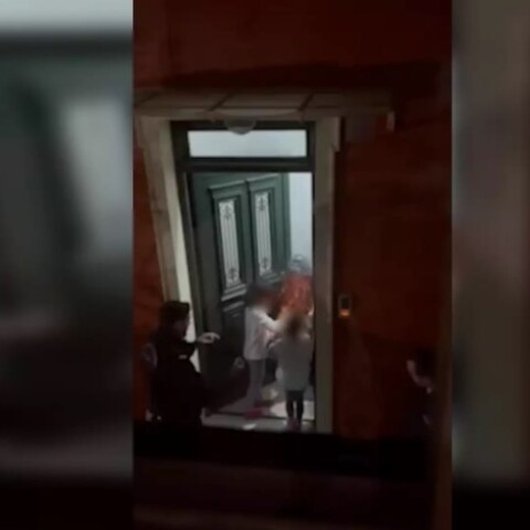 Έκπληξη από αστυνομικούς για τα γενέθλια κοριτσιού