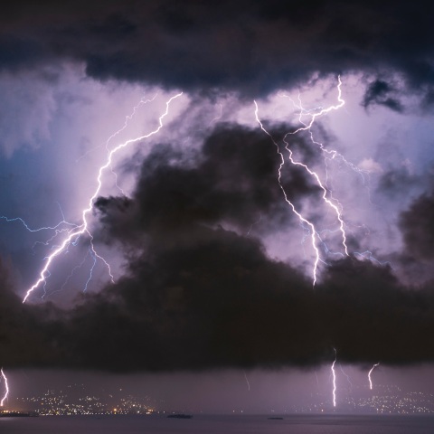 Η κακοκαιρία «Fobos» θα πλήξει και την Ελλάδα μέσα στο Σαββατοκύριακο: Έρχονται βροχές και καταιγίδες - Πού θα εκδηλωθούν επικίνδυνα φαινόμενα.