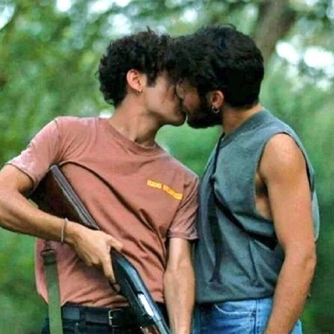 «Maestro»: Φιλί μεταξύ Ορέστη Χαλκιά και Γιώργου Μπένου προβλήθηκε στη σειρά του Χριστόφορου Παπακαλιάτη, με το Twitter να υποκλίνεται στους συντελεστές της.