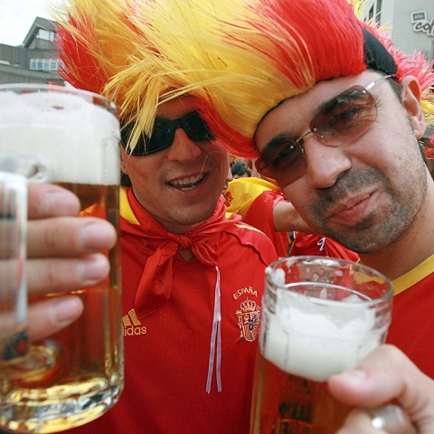 Φίλαθλοι με μπύρες ανά χείρας κατά τη διοργάνωση του Μουντιάλ