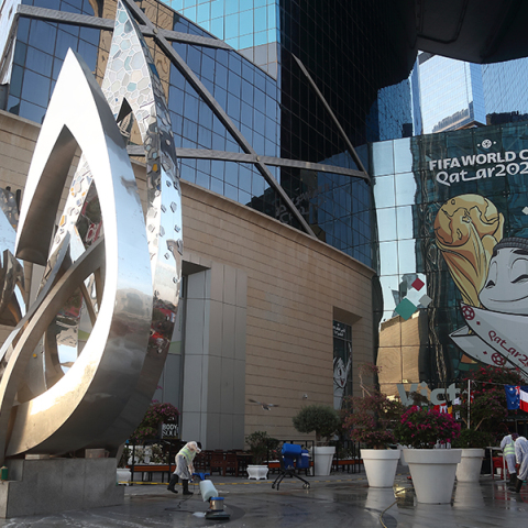 Εργάτες που καθαρίζουν έξω από το gatemall στη Ντόχα ενόψει του Παγκοσμίου Κυπέλλου FIFA Κατάρ 2022