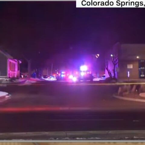 Περιπολικά έχουν αποκλείσει το σημείο της επίθεσης στο γκέι κλαμπ του Κολοράντο