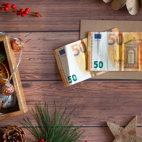 Χριστουγεννιάτικο στολισμός και χρήματα πάνω σε τραπέζι