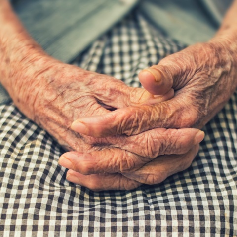 Χέρια ηλικιωμένης γυναίκας