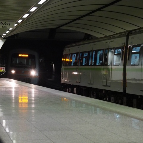 Συρμός του μετρό μπαίνει σε σταθμό