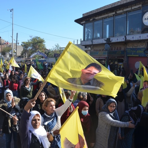 Διαμαρτυρία στη Συρία για τις τουρκικές αεροπορικές επιδρομές