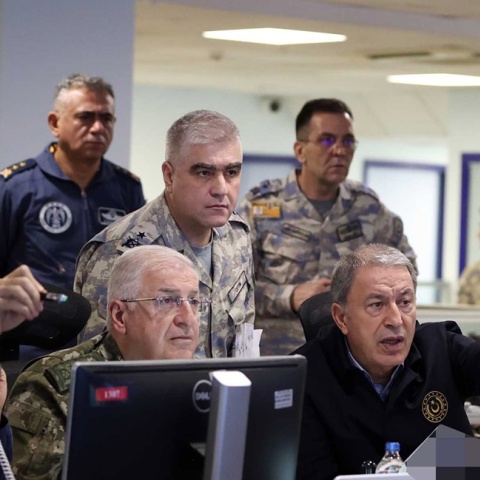 Ο υπουργός Άμυνας της Τουρκίας, Χουλουσί Ακάρ, παρακολουθούν την πορεία των αεροπορικών επιθέσεων στη Συρία