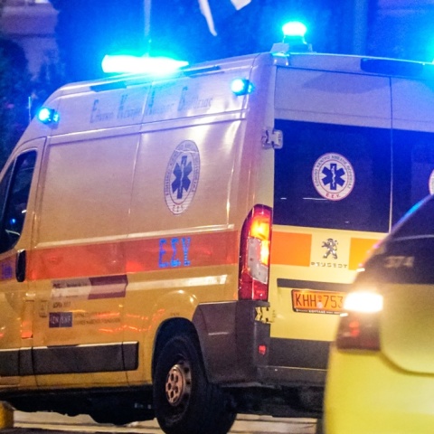 Ασθενοφόρο με αναμμένα τα φώτα