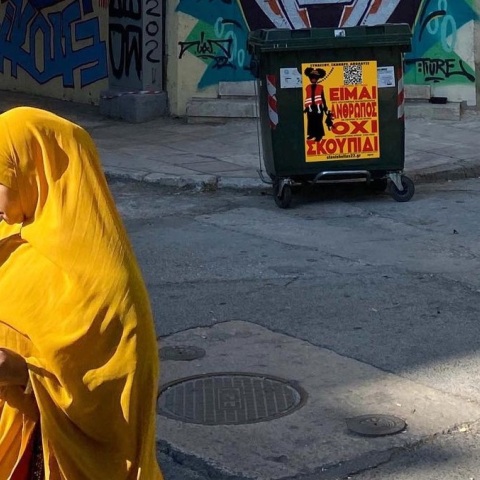 Στα τουρκικά μίντια προβάλλεται το μεταβλητό έργο της Ελλάδας Στασινόγλου, «ΕΙΜΑΙ ΑΝΘΡΩΠΟΣ ΟΧΙ ΣΚΟΥΠΙΔΙ». Το μήνυμα της αφίσας για την εκμετάλλευση ανήλικων προσφύγων.