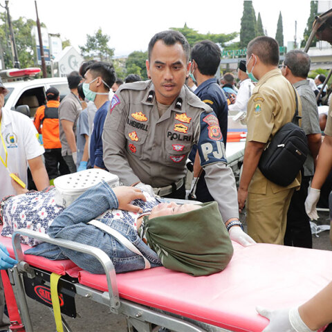 Διασώστες μεταφέρουν τραυματία από τον σεισμό στην Ινδονήσια