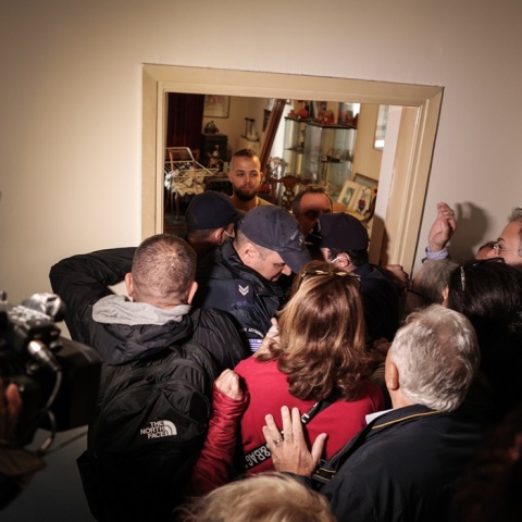 Ένταση και μαζεμένος κόσμος στην είσοδο του διαμερίσματος της Ιωάννας Κολοβού στα Ιλίσια