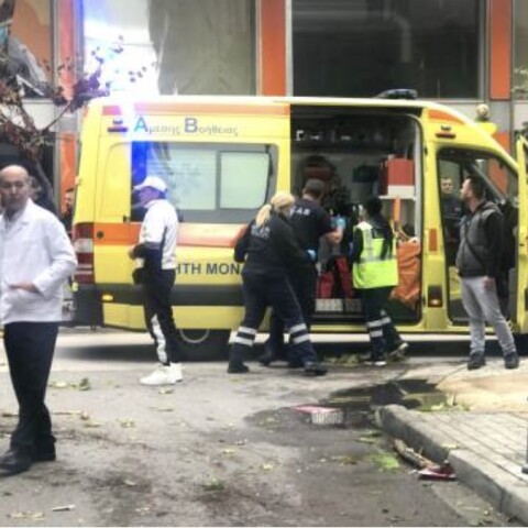 Διασώστες και ασθενοφόρο στο σημείο του δυστυχήματος στην Καβάλα