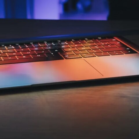 Υπολογιστής με φωτιζόμενο πληκτρολόγιο που στο βάθος διακρίνεται η οθόνη