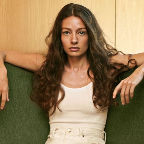 Η ελληνο-νορβηγίδα τραγουδοποιός Amanda Tenfjord μιλάει για το ντεμπούτο της άλμπουμ «In Hindsight», την εμπειρία της Eurovision και του opening στους Madrugada και τη σχέση της με τη μουσική.