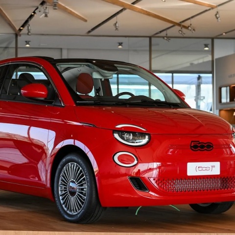 Το μοντέλο Fiat 500eRED.