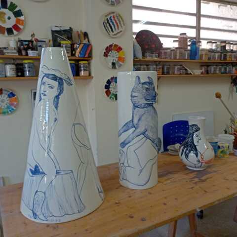 Κεραμικά ζωγραφισμένα από τον Πατ Αντρέα στο ατελιέ του Σταμάτη Φιλιππαίου