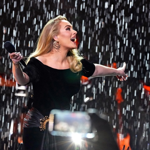 Εξαφανίστηκε από τη σκηνή εν μέσω αποθέωσης από το κοινό η Adele στο Λας Βέγκας - Viral έχει γίνει στα social media το βίντεο με το μαγικό τρικ. 