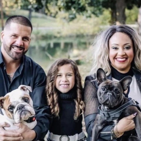 H Ντέστινι Ρίκεμπεργκ με τους γονείς της και τα σκυλιά τους