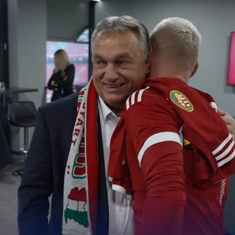 Βίκτορ Όρμπαν: Ο πρωθυπουργός της Ουγγαρίας εμφανίστηκε σε αγώνα ποδοσφαίρου με «αναθεωρητικό» χάρτη σε κασκόλ - Επίσημη απολογία ζητά η Ουκρανία.