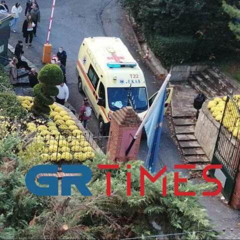 Ασθενοφόρο και περιπολικό στο σημείο όπου παρασύρθηκε ηλικιωμένος στη Θεσσαλονίκη