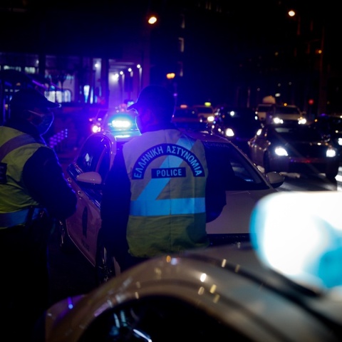 Αστυνομικοί σε μπλόκο σε δρόμο