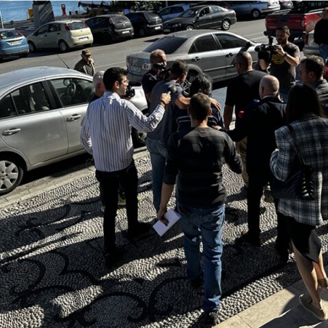 Η οικιακή βοηθός περικυκλωμένη από δημοσιογράφους