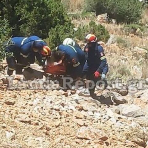 Πυροσβέστες ανασύρουν τη σορό άνδρα μετά από τροχαίο δυστύχημα στη Βόρεια Εύβοια