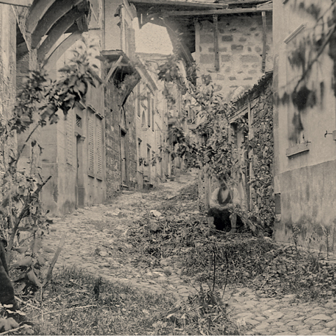 Ο δρόμος προς τον ναό της Παναγίας με κατεστραμμένα σπίτια. Αρχείο Α. Μαΐλλη 1919/23.