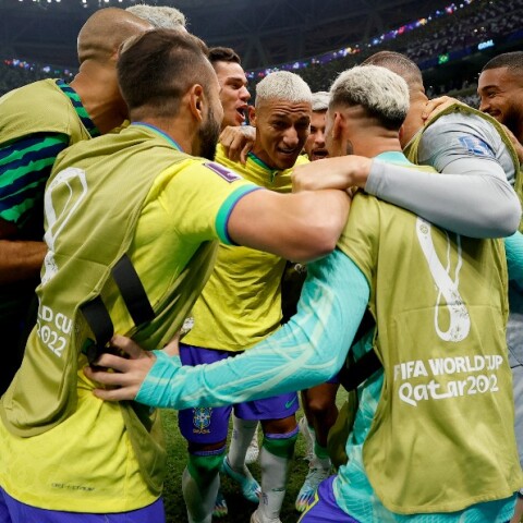 Οι παίκτες της Εθνικής Βραζιλίας πανηγυρίζουν τη νίκη με τη Σερβία