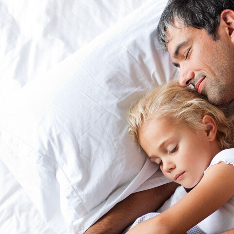Μπαμπάς και κόρη κοιμούνται αγκαλιά