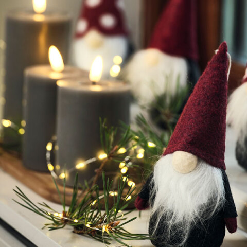 Χριστουγεννιάτικος στολισμός με κεριά και κουκλάκια Άγιου Βασίλη