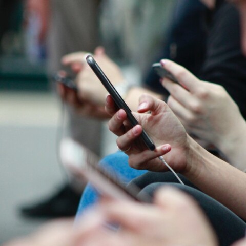 Πολίτης χρησιμοποιεί το κινητό του