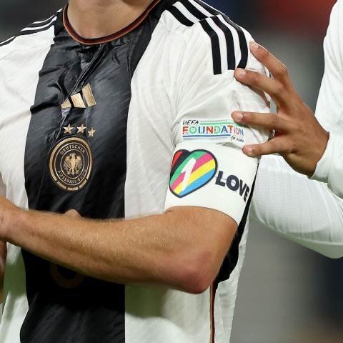 Μουντιάλ 2022: Sold out τα περιβραχιόνια «OneLove» υπέρ της ΛΟΑΤΚΙ κοινότητας - Η FIFA είχε απαγορεύσει τη χρήση τους στα γήπεδα του Κατάρ.